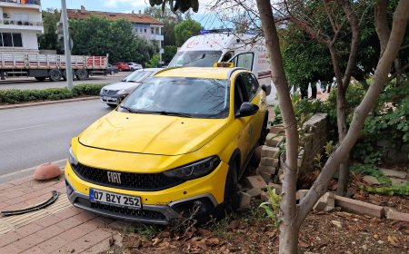 Serik’te taksi ile hafif ticari araç çarpıştı: Araçlarda hasar oluştu