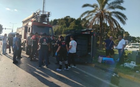 Manavgat’ta zincirleme kaza: Tur midibüsü refüje devrildi, 17 kişi yaralandı