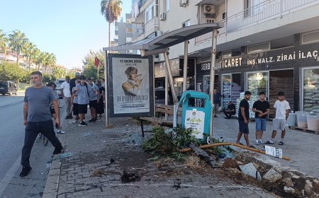 Alanya’da otomobil önce yayaya, ardından otobüs durağına daldı: 1’i ağır 3 yaralı