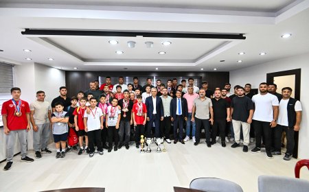 Başkan Uysal, Muratpaşa Belediyespor güreşçileriyle buluştu