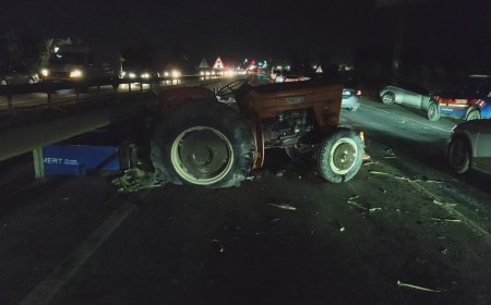 Manavgat’ta otomobil traktöre arkadan çarptı: 2 ağır yaralı