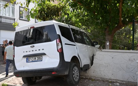 Antalya’da hafif ticari araç apartmanın duvarına çarptı: 1 yaralı