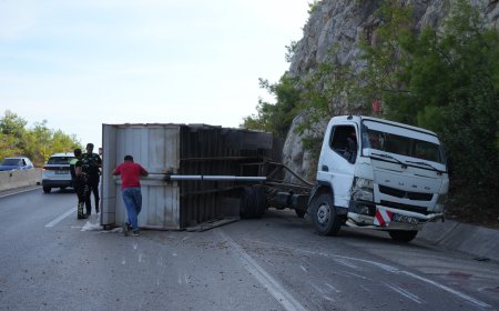 Antalya-Kemer yolunda pelet yüklü kamyon devrildi: 1 yaralı