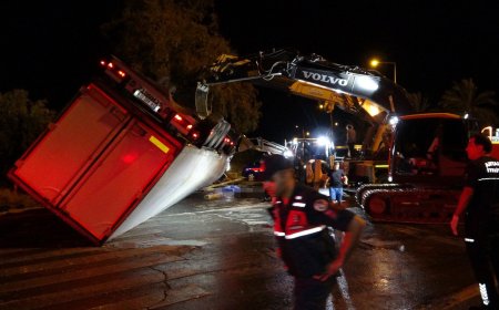 Manavgat’ta feci kaza: Devrilen tırın altında kalan 2 kişi hayatını kaybetti