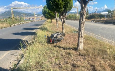 Antalya’da motosiklet refüje devrildi: Sürücü ağır yaralandı