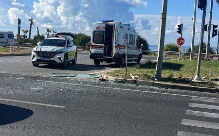 Antalya’da tur otobüsü ile minibüs çarpıştı: 1’i Romanya vatandaşı 3 yaralı
