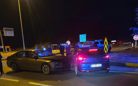 Antalya’da iki otomobil çarpıştı: 2’si Norveç vatandaşı 3 yaralı