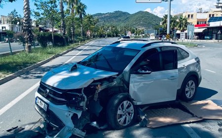 Gazipaşa’da otomobil refüjdeki ağaca çarptı: Sürücü yaralandı