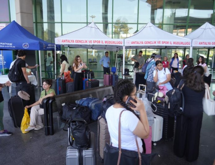 Antalya’ya üniversite için gelen öğrencilere sıcak karşılama