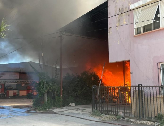 Antalya’da yangın paniği: Ev ve depo alevlere teslim oldu