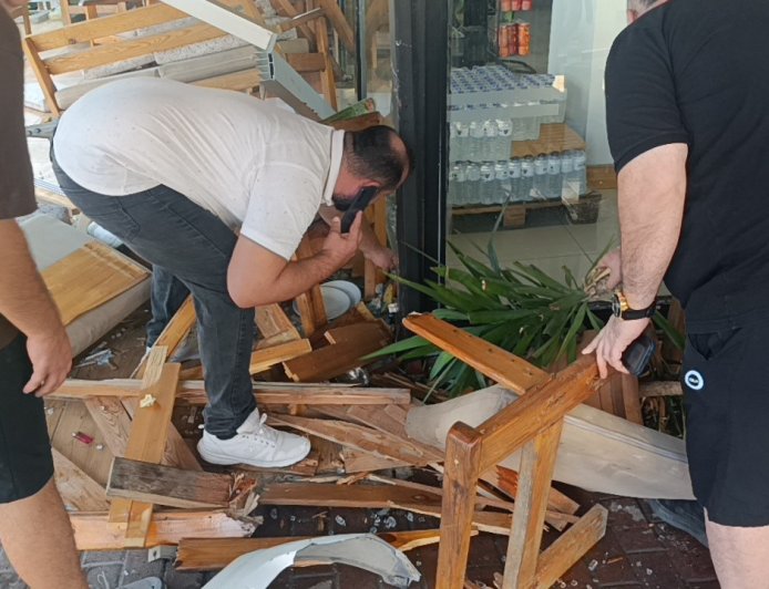 Manavgat’ta minibüs kafeye daldı: Kadın saniyelerle ölümden döndü