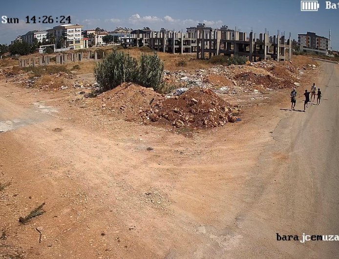 Kepez Belediyesi’nin foto kapanına sopalı saldırı kamerada