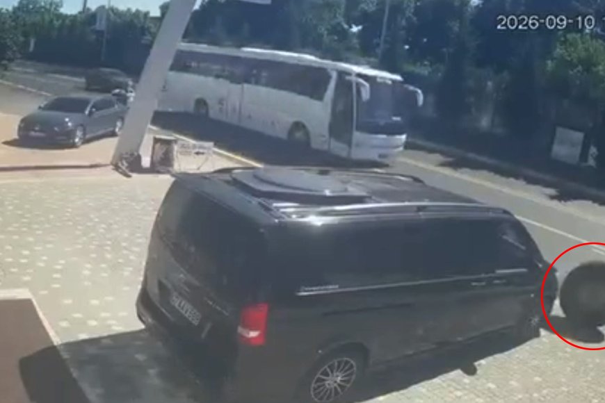 Serik’te kamyonun kopan tekerleği reklam tabelasına çarptı