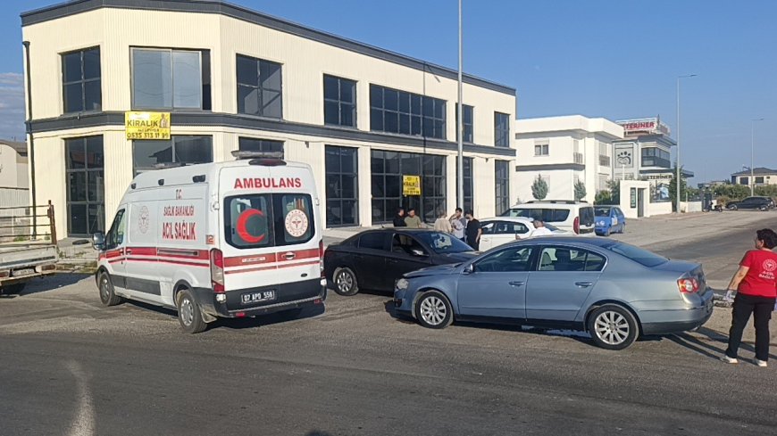 Manavgat’ta Kavşakta İki Otomobil Çarpıştı: Kaza Anı Kamerada