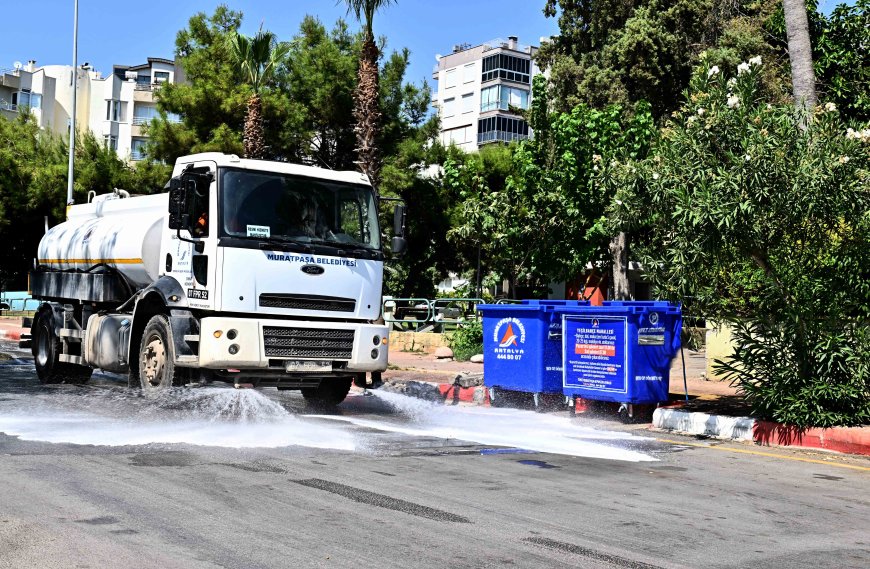 Muratpaşa’da Çöp Konteynerlerine Hijyen Mesaisi: İçten Dıştan Yıkanıp Dezenfekte Ediliyor