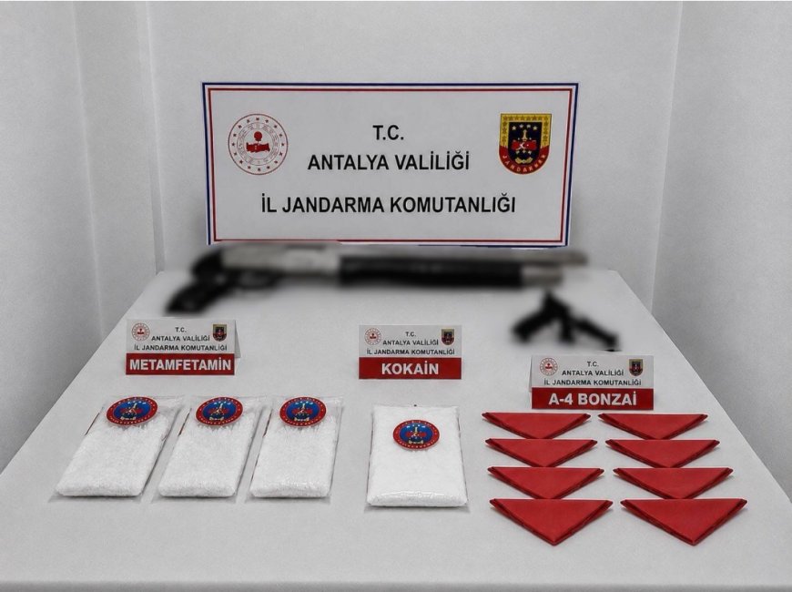 Kepez’de Uyuşturucu Operasyonu: 4 Şüphelinin Evinden Kilolarca Metamfetamin ve Kokain Çıktı