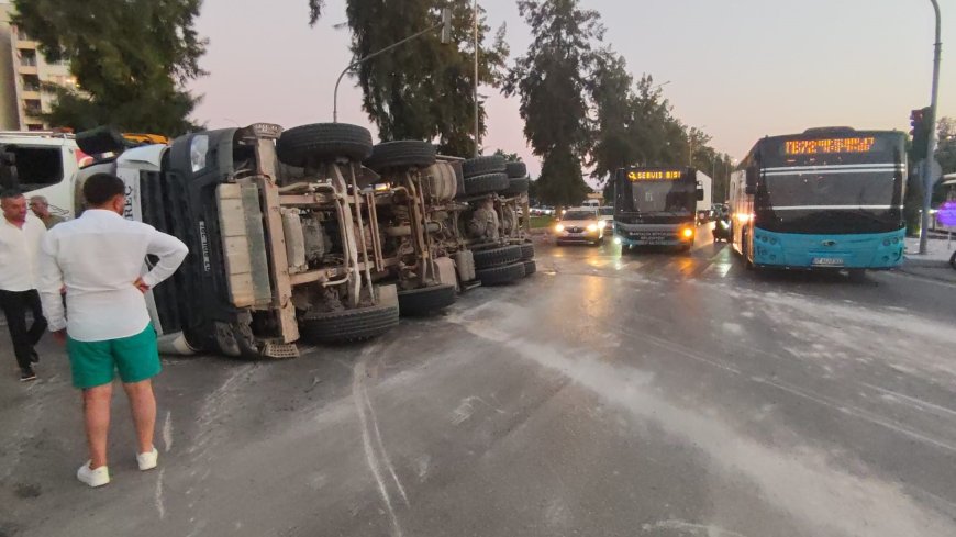 Antalya’da Kavşakta Beton Mikseri Devrildi: Sürücü Yaralandı