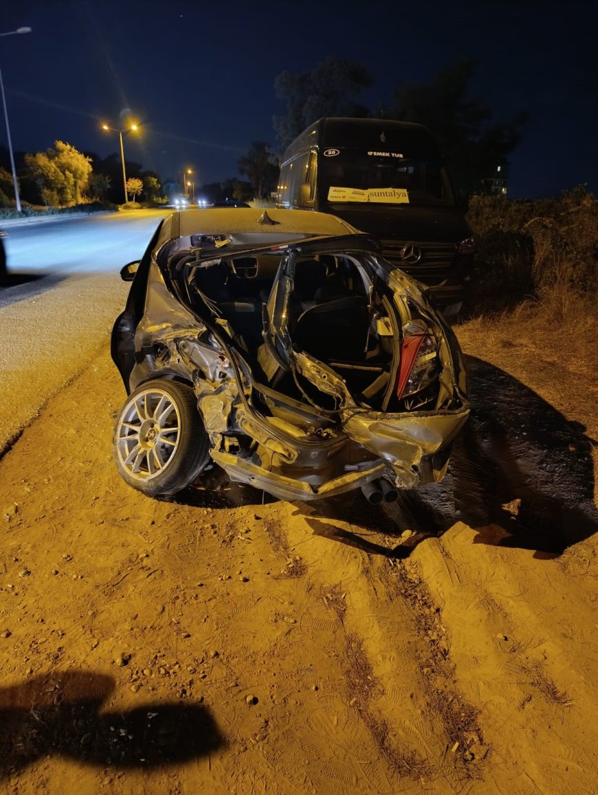 Manavgat’ta otomobil karşı şeride geçti: Tur otobüsüne çarptı, sürücü yaralandı