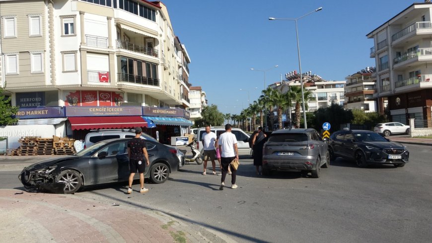 Manavgat’ta 3 araçlı zincirleme kaza kamerada: Sürücüler kazayı yara almadan atlattı