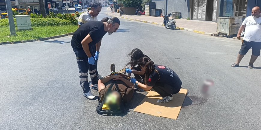 Manavgat’ta ‘DUR’ Levhasına Uymayan Otomobil Kazaya Neden Oldu: Baba ve Oğlu Yaralandı