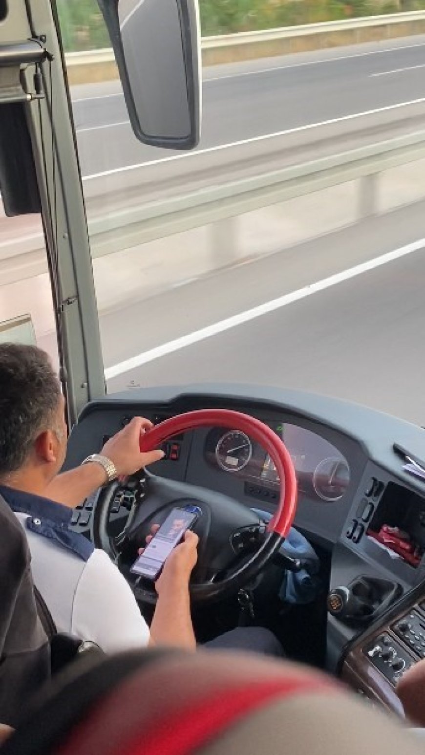 Antalya Seferinde Skandal Görüntü: Otobüs Şoförü Seyir Halinde Telefonuyla Müzik Açtı