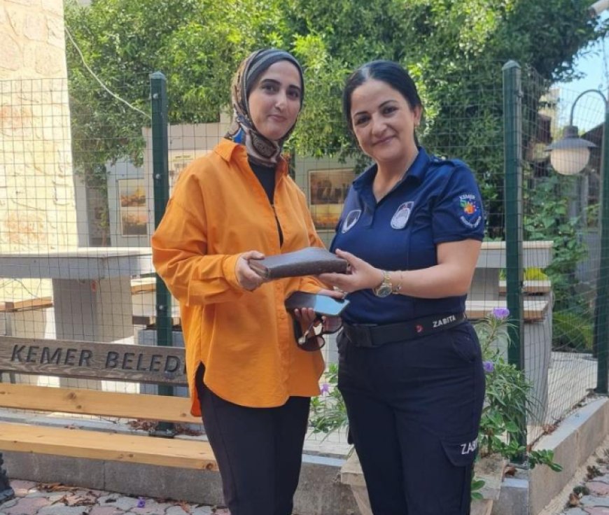 Kemer Zabıtası Kayıp Cüzdanı Kısa Sürede Sahibine Ulaştırdı