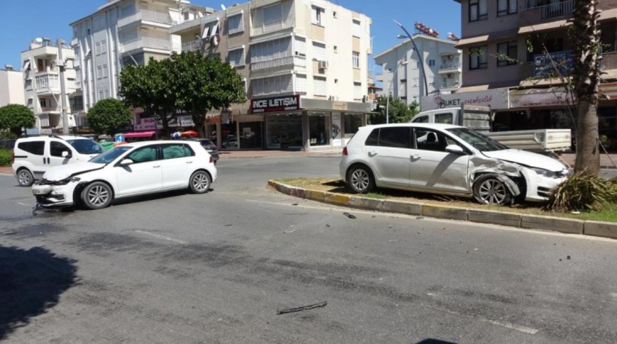 Manavgat’ta İki Otomobil Çarpıştı: Araç Palmiyeye Çarparak Durdu