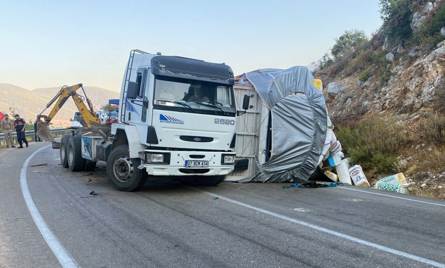 Antalya’da TIR Kazası: Dorsesi Devrildi, Yol Ulaşıma Aksadı