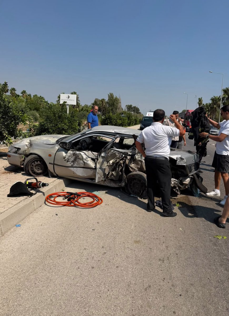 Finike’de İki Otomobil Çarpıştı: Sürücüler Yaralandı