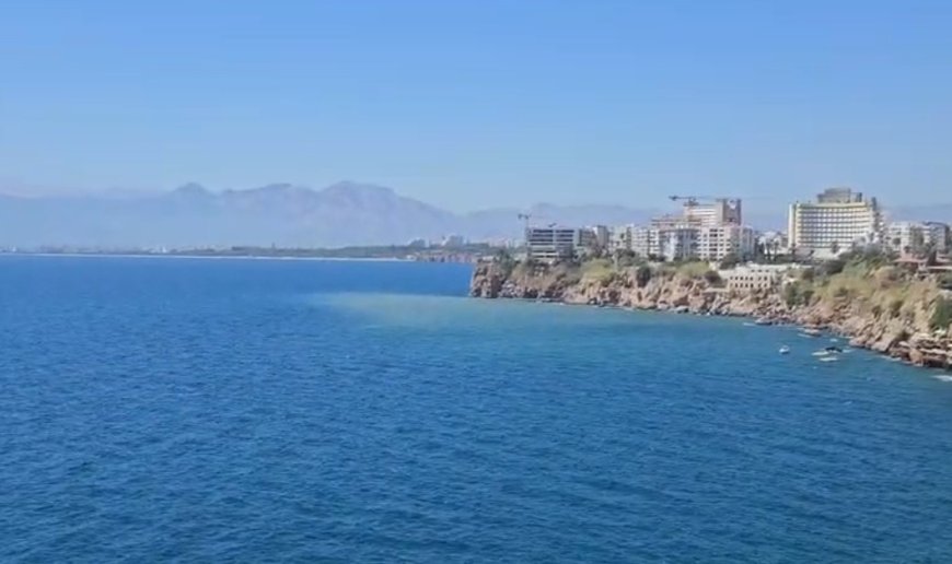 Antalya’da Falezlerde Deniz Rengi Değişti: Nedeni İçme Suyu Hattındaki Arıza Çıktı