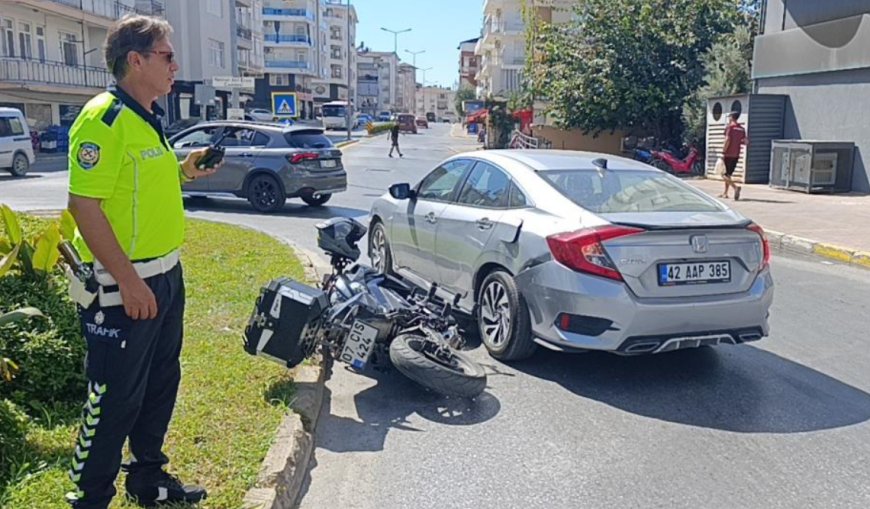 Antalya’da motosiklet otomobile çarptı, sürücü yaralandı