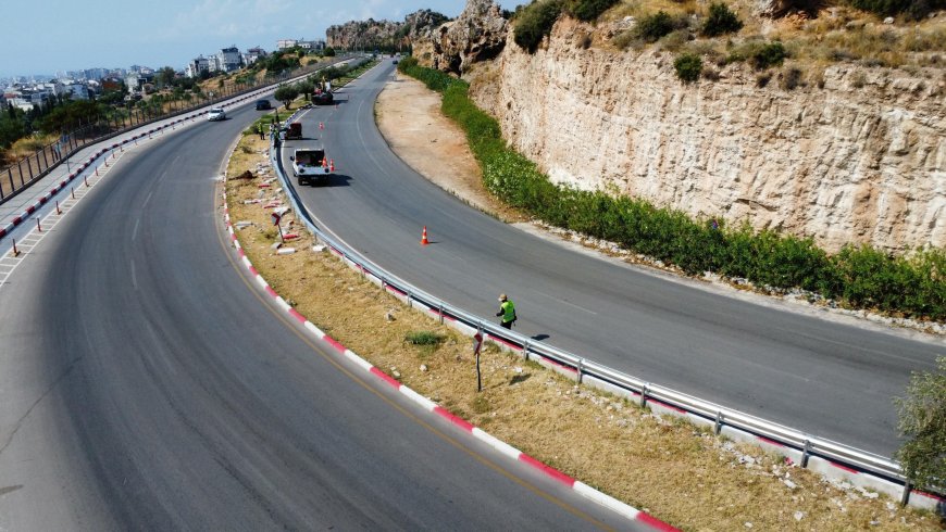 Kepez’de ulaşım güvenliği için yollara 1.500 metre oto korkuluk