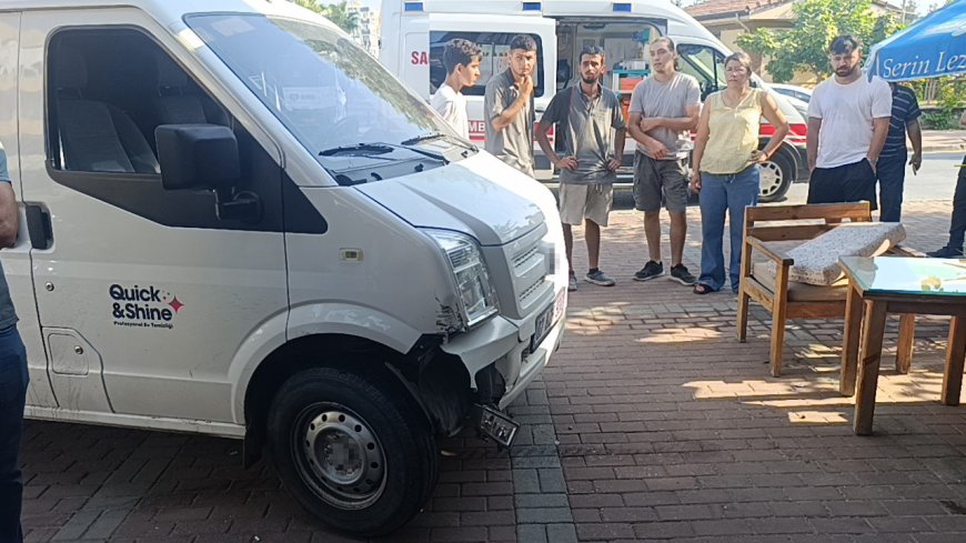 Manavgat’ta minibüs kafeye daldı: Kadın saniyelerle ölümden döndü