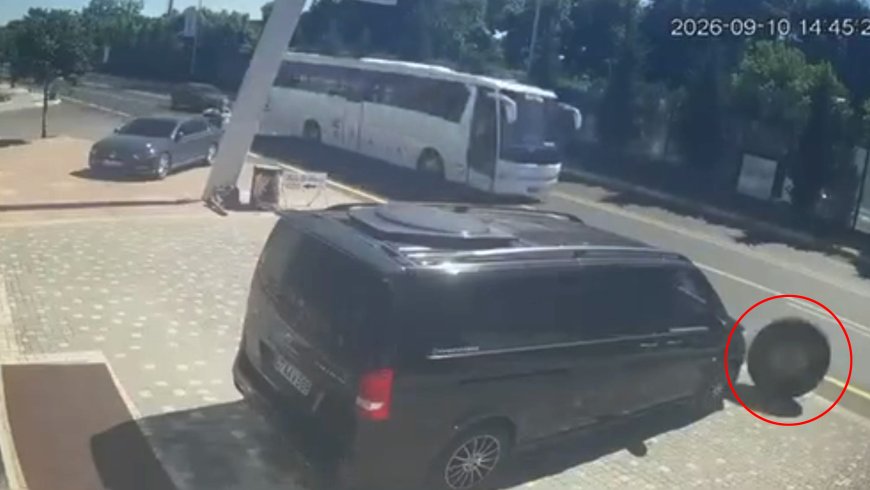 Serik’te kamyonun kopan tekerleği reklam tabelasına çarptı