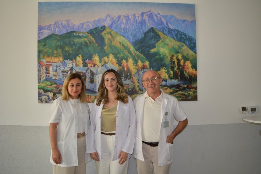 Finike Devlet Hastanesi’nde anlamlı başlangıç: Anne ve babasının izinden giderek hekim oldu