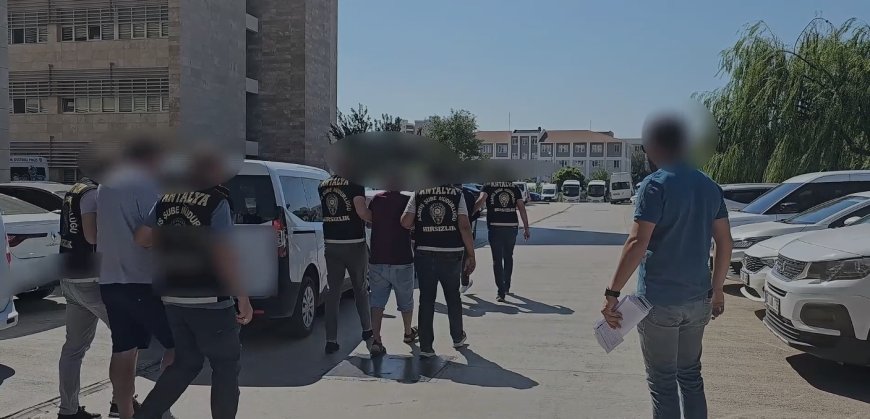 Antalya’da Sinyal Kesici Cihazla Otodan Hırsızlık Yapan 3 Şüpheli Tutuklandı