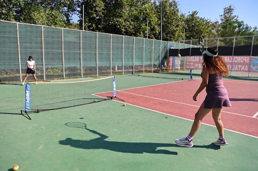 Antalya’da Ücretsiz Tenis Kursları Büyük İlgi Görüyor