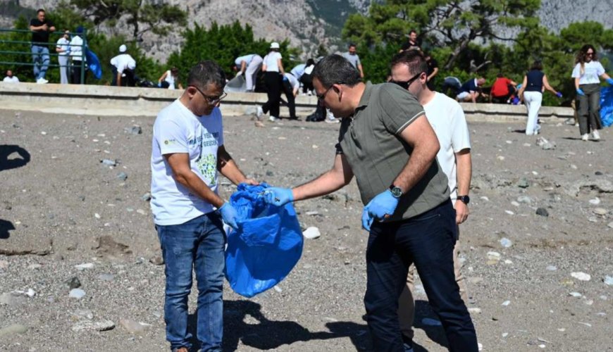 Kemer’de Dünya Temizlik Günü’nde Kındılçeşme Sahili temizlendi