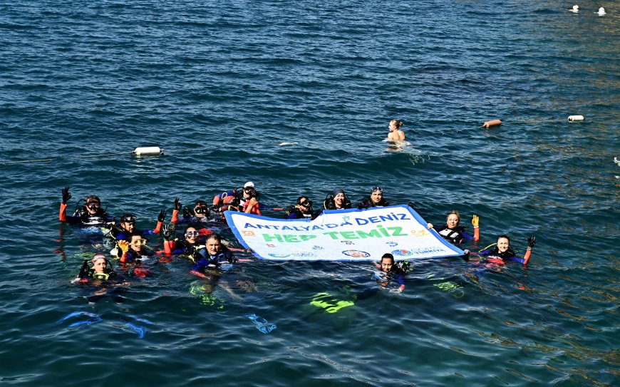 Muratpaşa’nın gönüllü dalış ekibi deniz dibinde temizlik yaptı