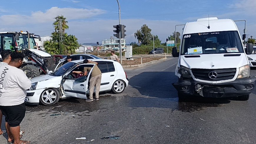 Manavgat’ta tur minibüsü ile otomobil çarpıştı: 2 yaralı