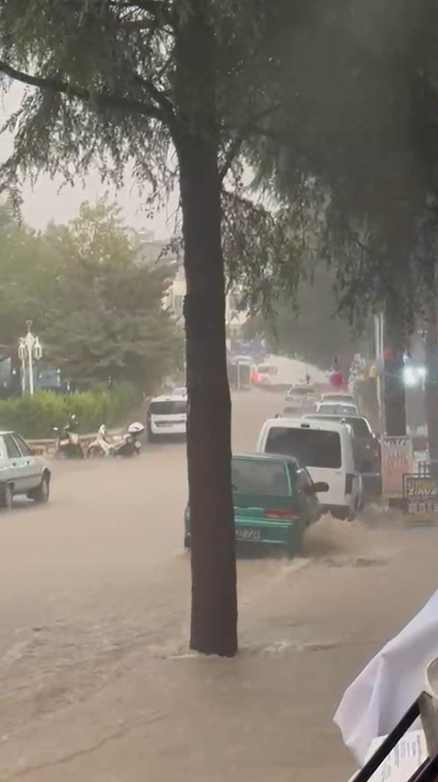 Elmalı’da sağanak sonrası cadde ve sokaklar su altında kaldı