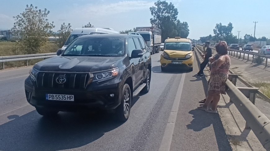 Manavgat’ta üç araçlı zincirleme kaza: Uzun araç kuyruğu oluştu