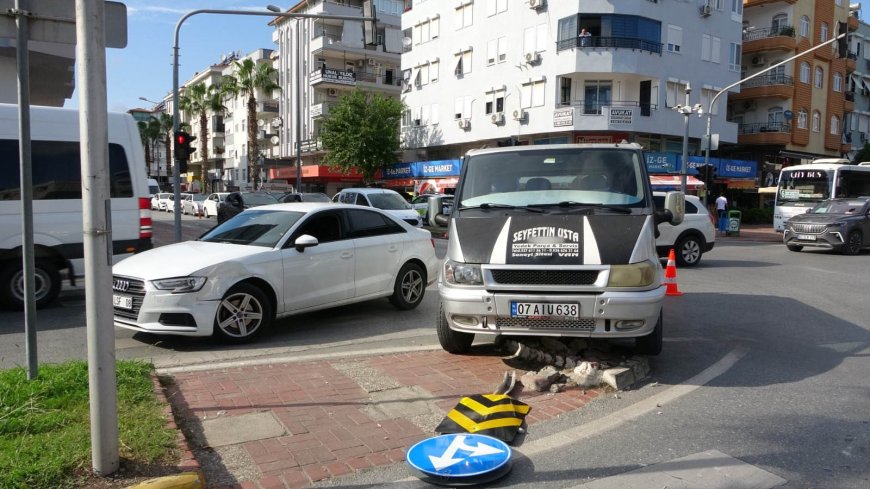 Manavgat’ta kamyonet otomobille çarpıştı: Trafik levhasına çarparak durabildi