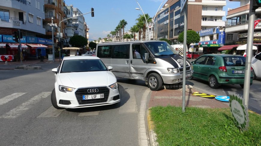 Manavgat’ta kamyonet otomobille çarpıştı: Trafik levhasına çarparak durabildi
