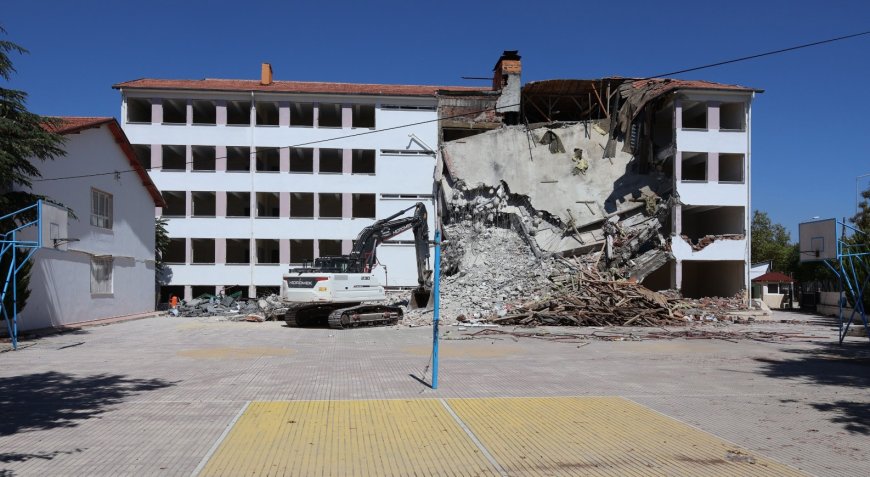 Korkuteli Lisesi’nin eski binasında yıkım başladı
