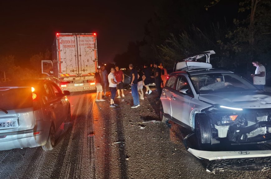 Serik’te 4 araçlı zincirleme kaza: D-400 savaş alanına döndü