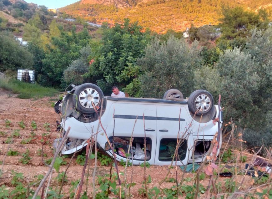Gazipaşa’da hafif ticari araç tarlaya uçtu: 2 yaralı