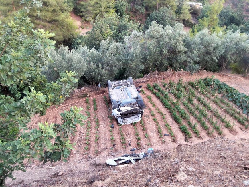 Gazipaşa’da hafif ticari araç tarlaya uçtu: 2 yaralı