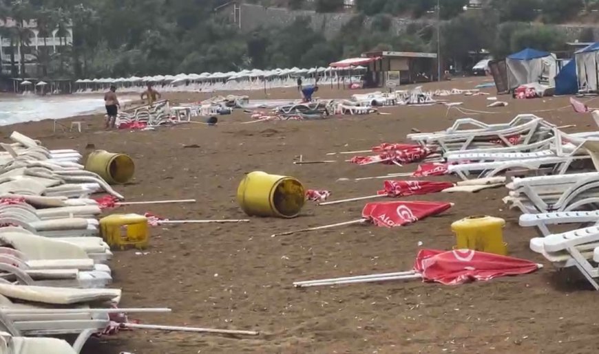 Alanya’da fırtına plajı dağıttı: Şezlong ve şemsiyeler metrelerce sürüklendi
