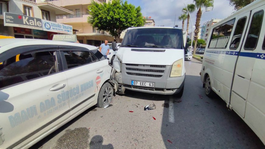 Manavgat’ta direksiyon eğitimi sırasında kaza: Panik yapan kursiyer fren yapınca kamyonet çarptı